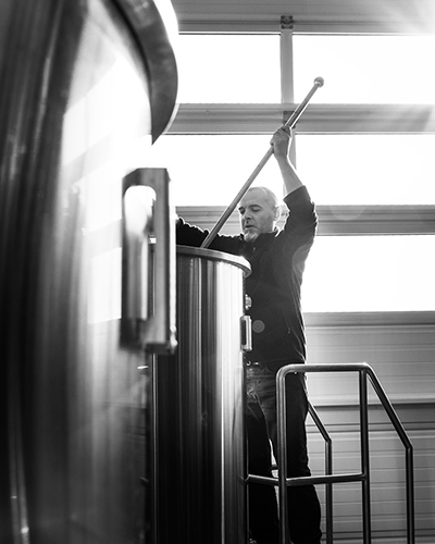 Samuel Manganoni en plein brassage à La Brelok